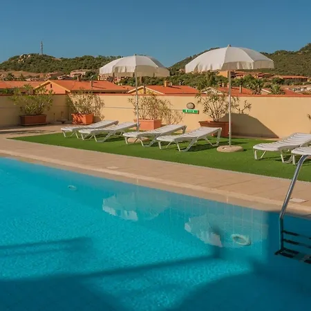 In With Swimming Pool In Aparthotel